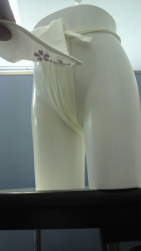 先着でプレゼントされる「ふんどし」型てぬぐい、着用例。チラリ。