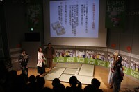 女子高生とのかるた対戦がスタート。初心者のためにルールを解説。