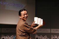 競技に参加した3人にはサイン入り単行本を贈呈。末次のサインを掲げる前田7段。