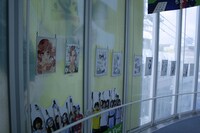 スロープの壁に沿って複製原画が飾られている。