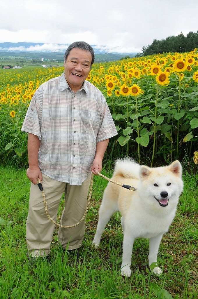 北海道名寄市の「星守る犬」ロケ現場から届いた写真。西田は「ご覧の通りハッピーとも、もう心が通じ合ってるでしょ！」と笑顔でコメント。