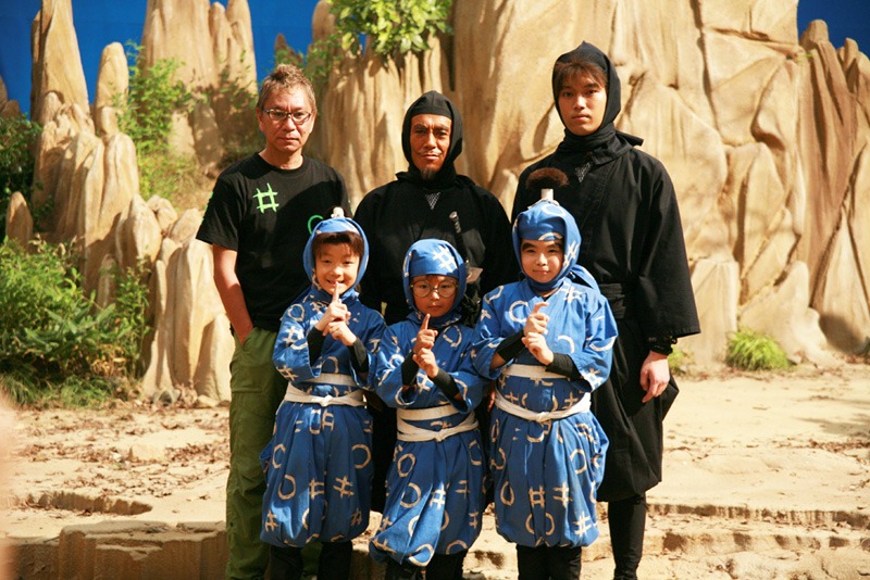 山田伝助役の寺島進は、果たして山田先生得意の女装姿を見せてくれるのか。(C)2011実写版「忍たま乱太郎」製作委員会