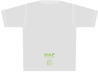 「奈良アートプロム2010」オリジナルTシャツ。裏には鹿の爪跡が描かれている。