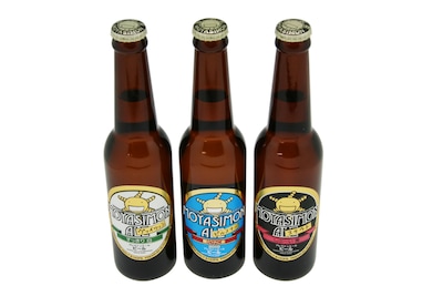 3種類のもやしもんエール。左から「すっきり白」のヴァイツェン、「菌だけに金」のピルスナー、「しぶ～い黒」のスタウト。