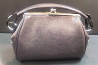 先行販売される「テガミバチミニバッグ」13650円。(c)浅田弘幸／集英社　（Ｃ）浅田弘幸／集英社・テガミバチ製作委員会・テレビ東京