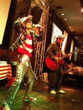 楳図かずお率いる熱血ロックバンド・キャッ!!プス。