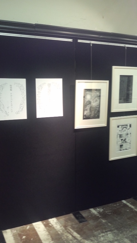 「浅田弘幸 テガミバチビジュアル展」の風景(c)浅田弘幸／集英社　（Ｃ）浅田弘幸／集英社・テガミバチ製作委員会・テレビ東京