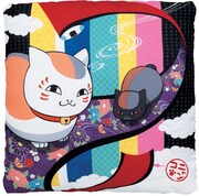 C賞の「おねむりニャンコクッション」裏面（C）緑川ゆき・白泉社／「夏目友人帳」製作委員会