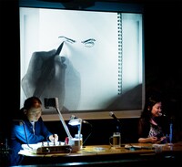 「ドラゴン桜」の桜木建二をナマ描きする三田。眉、目と、写真の段階では順調に描いている。しかしこの後、鼻を描いた瞬間にキャラクターの顔が寝違えする悲劇が。