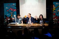 乾杯する3人。左から八巻氏、三田、サイバラ。