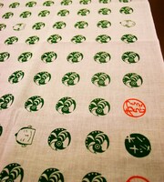 限定版特典の「熊田家家紋入り手ぬぐい」。家紋は本編でも、羽織や提灯など数多く登場するシンボルだ。