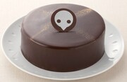 「エヴァンゲリオンケーキ（使徒チョコレートケーキ）」。お皿は商品に含まれないのでご注意。(C)カラー