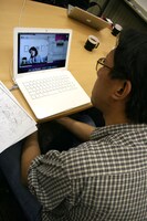 スカイプで海の向こうのヤマザキと打ち合わせをする奥村編集長。