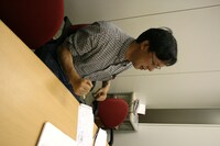 ジェスチャーを交え熱弁する奥村編集長。