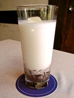 ドリンク「あんこ×アイスミルク」。ギューニストかつ、貧乳の歩鳥には打ってつけの1品。