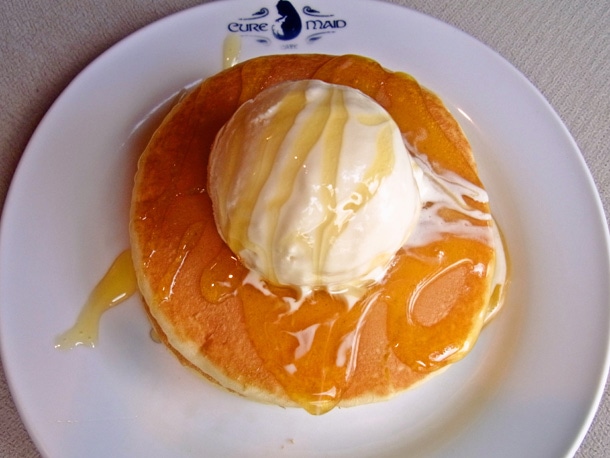 バニラアイスを乗せたホットケーキ。お好みでメープルをかけて。
