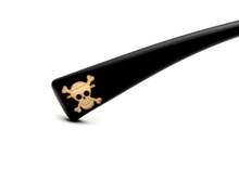 「ONE PIECE」と「JINS」のコラボモデルは「アニメ『ワンピース』LIMITED BY JINS」の商品名で展開。写真はルフィモデルのテンプルエンドに入る海賊旗マーク。(C)尾田栄一郎／集英社・フジテレビ・東映アニメーション