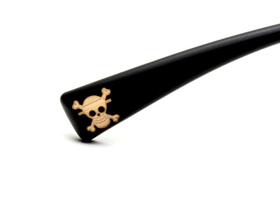 「ONE PIECE」と「JINS」のコラボモデルは「アニメ『ワンピース』LIMITED BY JINS」の商品名で展開。写真はルフィモデルのテンプルエンドに入る海賊旗マーク。(C)尾田栄一郎／集英社・フジテレビ・東映アニメーション