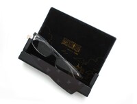 「ルフィ」モデルのメガネ、メガネ拭き、ケースをセットにした図。(C)尾田栄一郎／集英社・フジテレビ・東映アニメーション