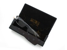 「ルフィ」モデルのメガネ、メガネ拭き、ケースをセットにした図。(C)尾田栄一郎／集英社・フジテレビ・東映アニメーション