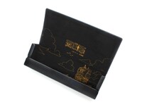 「アニメ『ワンピース』LIMITED BY JINS」のケースをオープンした様子。メガネとサングラスでは、ケースのサイズが異なる。(C)尾田栄一郎／集英社・フジテレビ・東映アニメーション