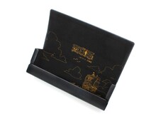 「アニメ『ワンピース』LIMITED BY JINS」のケースをオープンした様子。メガネとサングラスでは、ケースのサイズが異なる。(C)尾田栄一郎／集英社・フジテレビ・東映アニメーション