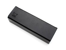 「アニメ『ワンピース』LIMITED BY JINS」のケースを閉じた様子。(C)尾田栄一郎／集英社・フジテレビ・東映アニメーション