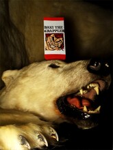 「ソックス 勇次郎モデル」価格は400円。白熊は商品には含まれないので注意。(C) 板垣恵介/FWD Inc.