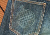 左後ろポケットには、ドラゴンレーダーの擦れ跡を加工。(C)バードスタジオ/集英社・フジテレビ・東映アニメーション