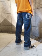 右後ろポケットには大きく「亀」マークが。(C)バードスタジオ/集英社・フジテレビ・東映アニメーション