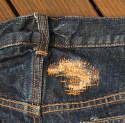 尻尾を出すための穴をふさいだリペア痕をイメージ。(C)バードスタジオ/集英社・フジテレビ・東映アニメーション