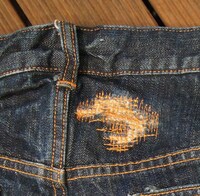 尻尾を出すための穴をふさいだリペア痕をイメージ。(C)バードスタジオ/集英社・フジテレビ・東映アニメーション