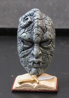 先着500名にプレゼントされる「石仮面」。(C)荒木飛呂彦／集英社