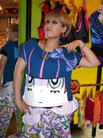 コラボTシャツ「ストッキング」モデルの着用例。(C)2010 GAINAX/GEEKS (C)Joe International. All Rights Reserved.