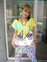 「PaSwG×galaxxxy パンティ＆ストッキングフェイスアップTシャツ」のパンティバージョンを着用した様子。(C)2010 GAINAX/GEEKS (C)Joe International. All Rights Reserved.