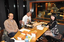 番組収録の様子。左からゆでたまごの中井義則、嶋田隆司、水樹奈々。