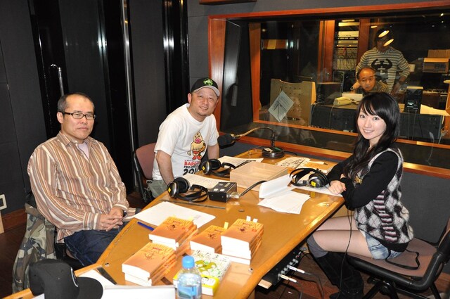 番組収録の様子。左からゆでたまごの中井義則、嶋田隆司、水樹奈々。