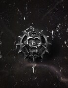 「KILLER QUEEN Brooch」Silver with soot(C)LUCKY LAND COMMUNICATIONS / SHUEISHA