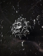 「KILLER QUEEN Brooch」Silver with soot(C)LUCKY LAND COMMUNICATIONS / SHUEISHA