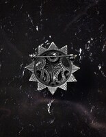 「KILLER QUEEN Brooch」Silver with soot(C)LUCKY LAND COMMUNICATIONS / SHUEISHA