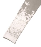 カットソーのアイボリーホワイト。（C）三浦建太郎 / 白泉社