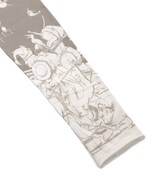 カットソーのアイボリーホワイト。（C）三浦建太郎 / 白泉社