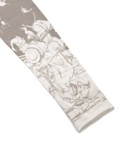 カットソーのアイボリーホワイト。（C）三浦建太郎 / 白泉社