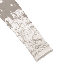 カットソーのアイボリーホワイト。（C）三浦建太郎 / 白泉社