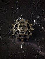 キラークイーンのシンボルであるドクロをモチーフにしたブローチ。(C)LUCKY LAND COMMUNICATIONS / SHUEISHA