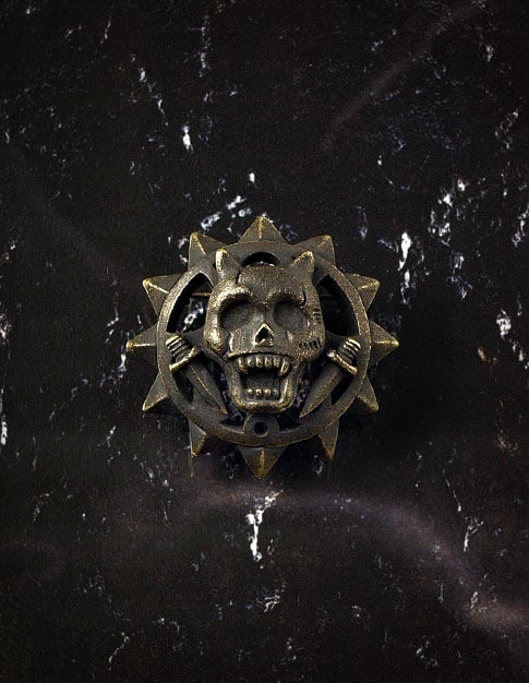 キラークイーンのシンボルであるドクロをモチーフにしたブローチ。(C)LUCKY LAND COMMUNICATIONS / SHUEISHA