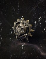 「KILLER QUEEN Brooch」Gold with soot(C)LUCKY LAND COMMUNICATIONS / SHUEISHA