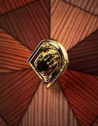 「LUCKY LAND COMMUNICATIONS Brooch」Gold (gold-plated)(C)LUCKY LAND COMMUNICATIONS / SHUEISHA