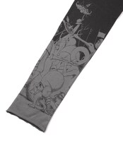 カットソーのチャコール、袖部分。（C）三浦建太郎 / 白泉社