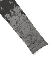 カットソーのチャコール、袖部分。（C）三浦建太郎 / 白泉社